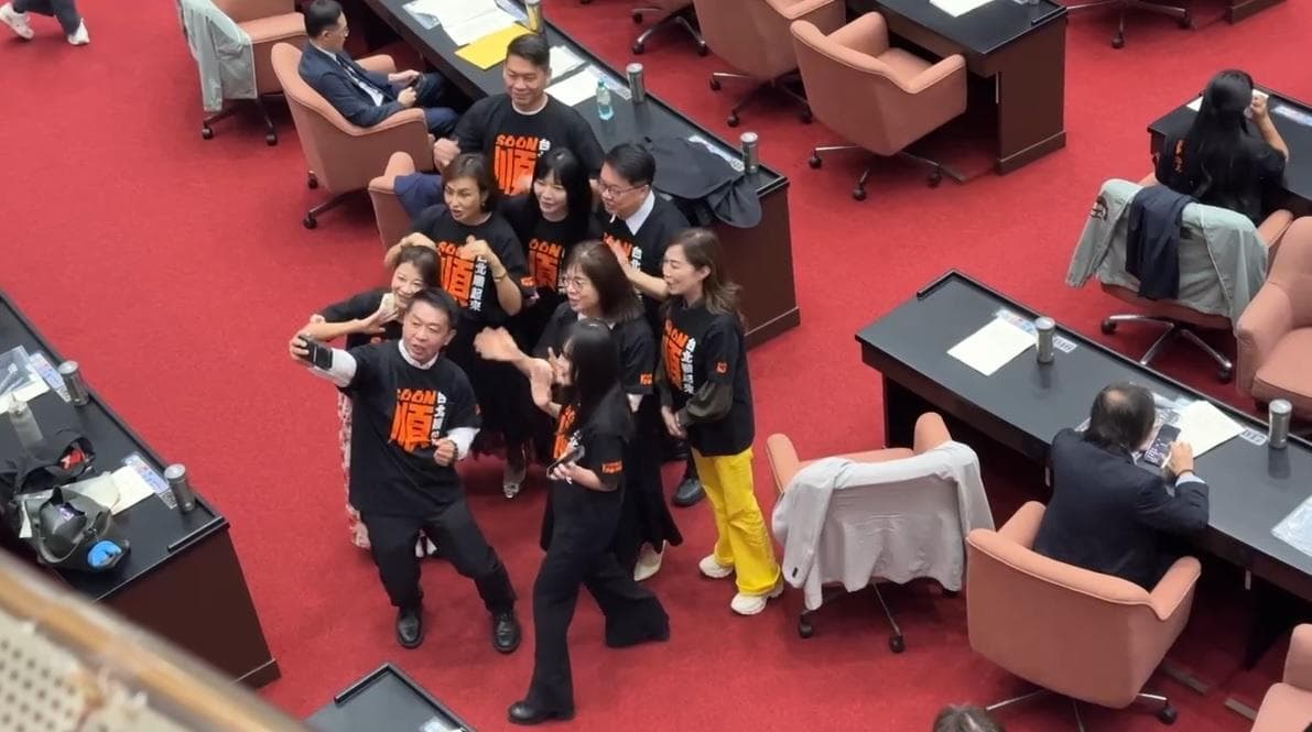 綠委高歌應援沈伯洋 他遭抓包滑手機!王世堅:我在處理選民服務(新聞配圖)