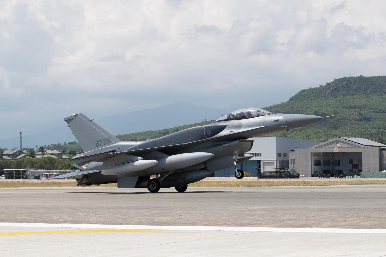 空軍2架全新戰機終於抵台 卓榮泰:你的F-16V已送達(新聞配圖)