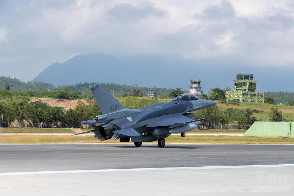 首批F-16V飛抵台東志航基地 缺「蝮蛇之盾」電戰系統效能惹議(新聞配圖)