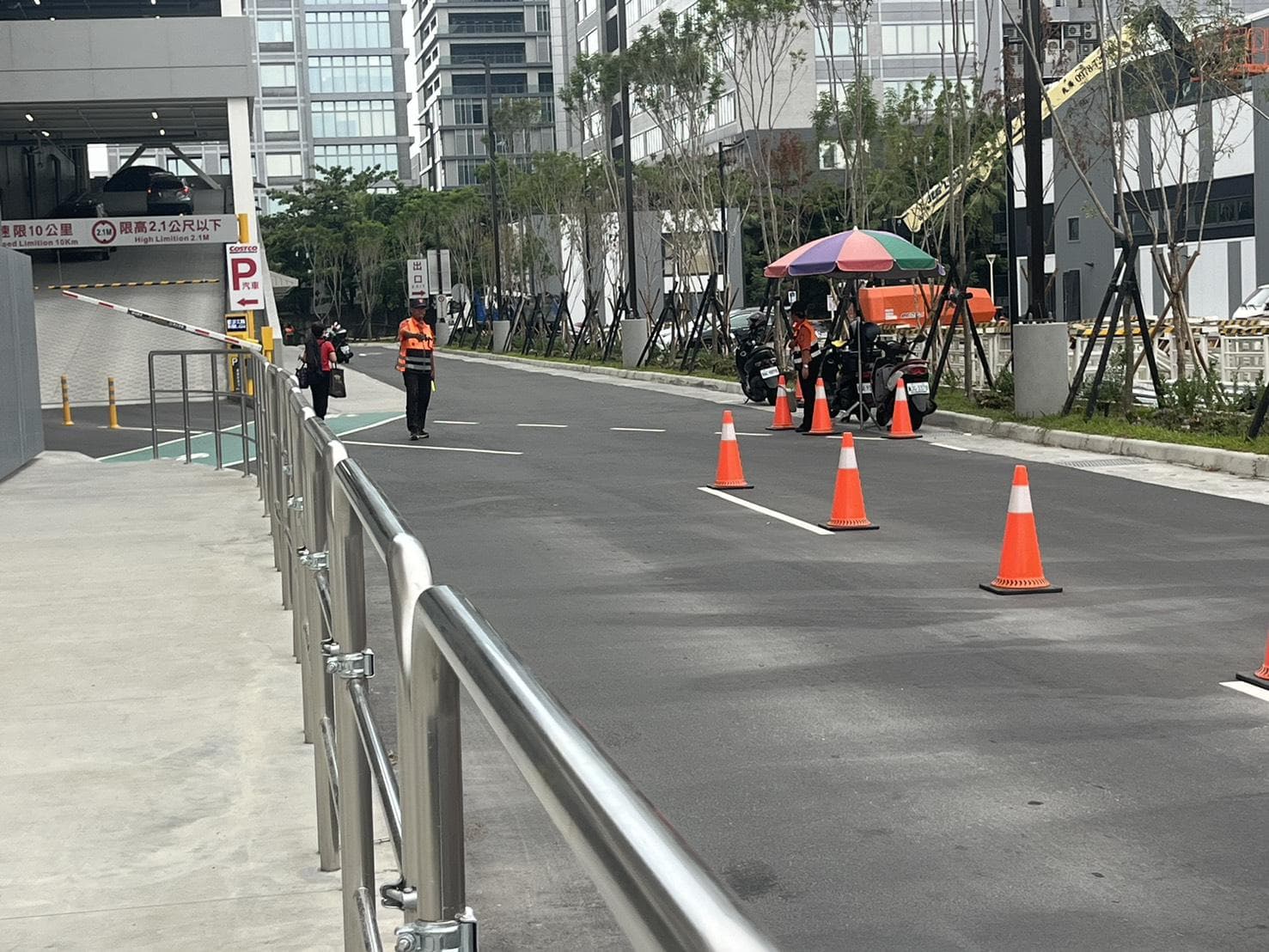 實測15分鐘僅2人搭!好市多接駁車空跑 義交守空路口挨批浪費(新聞配圖)