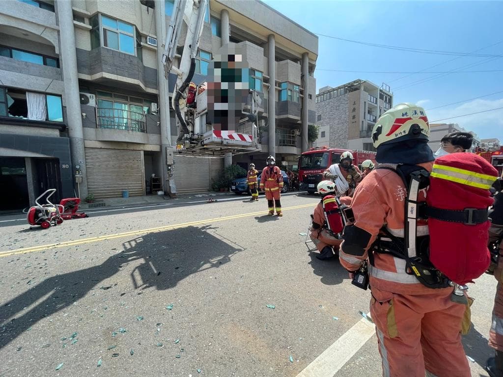 新竹透天厝疑氣爆「炸碎落地窗」 男受困3樓陽台獲救(新聞配圖)
