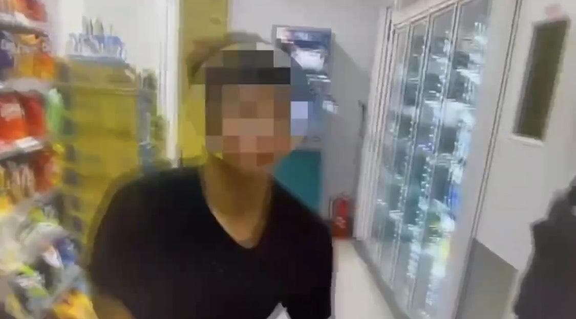 影/北市男超商內拿玩具槍自拍嚇壞人 警趕抵逮人送辦(新聞配圖)