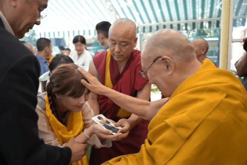 傅子純遺孀赴印度見達賴喇嘛「全身發抖」 被摸頭3次:知道你也在(新聞配圖)