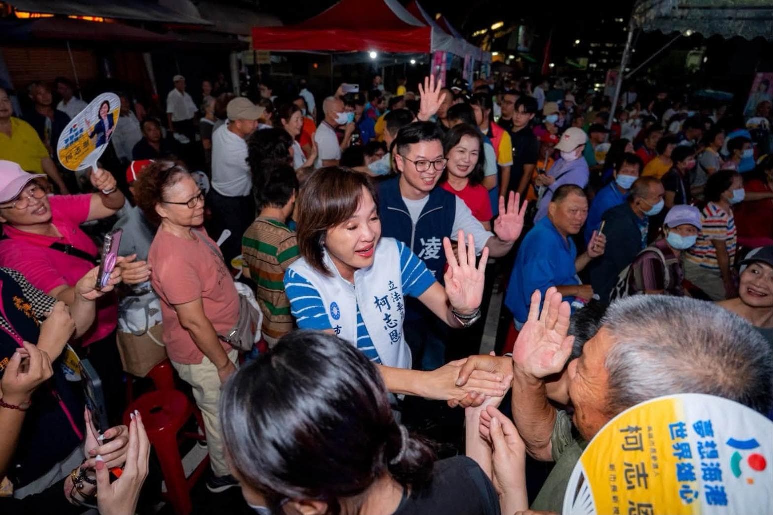 南下力挺柯志恩 凌濤見雨中這幕超震撼:大風已經吹起(新聞配圖)