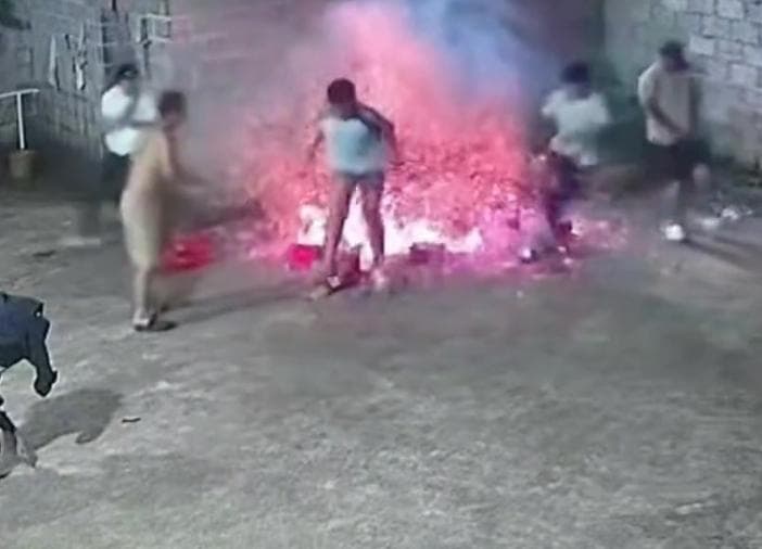 影/炭火別放水泥地!廣西一家7口燒烤地面突爆裂 火星噴2米嚇壞(新聞配圖)
