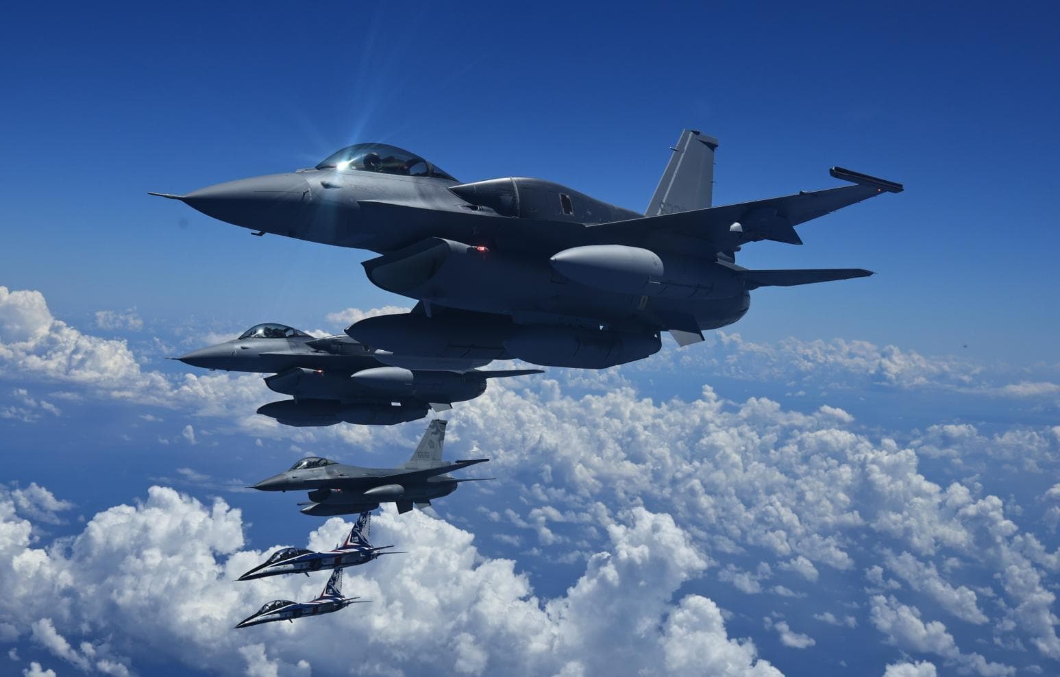 郝光明29年前飛越太平洋第一人 空軍迎來兩代戰隼護衛領空(新聞配圖)