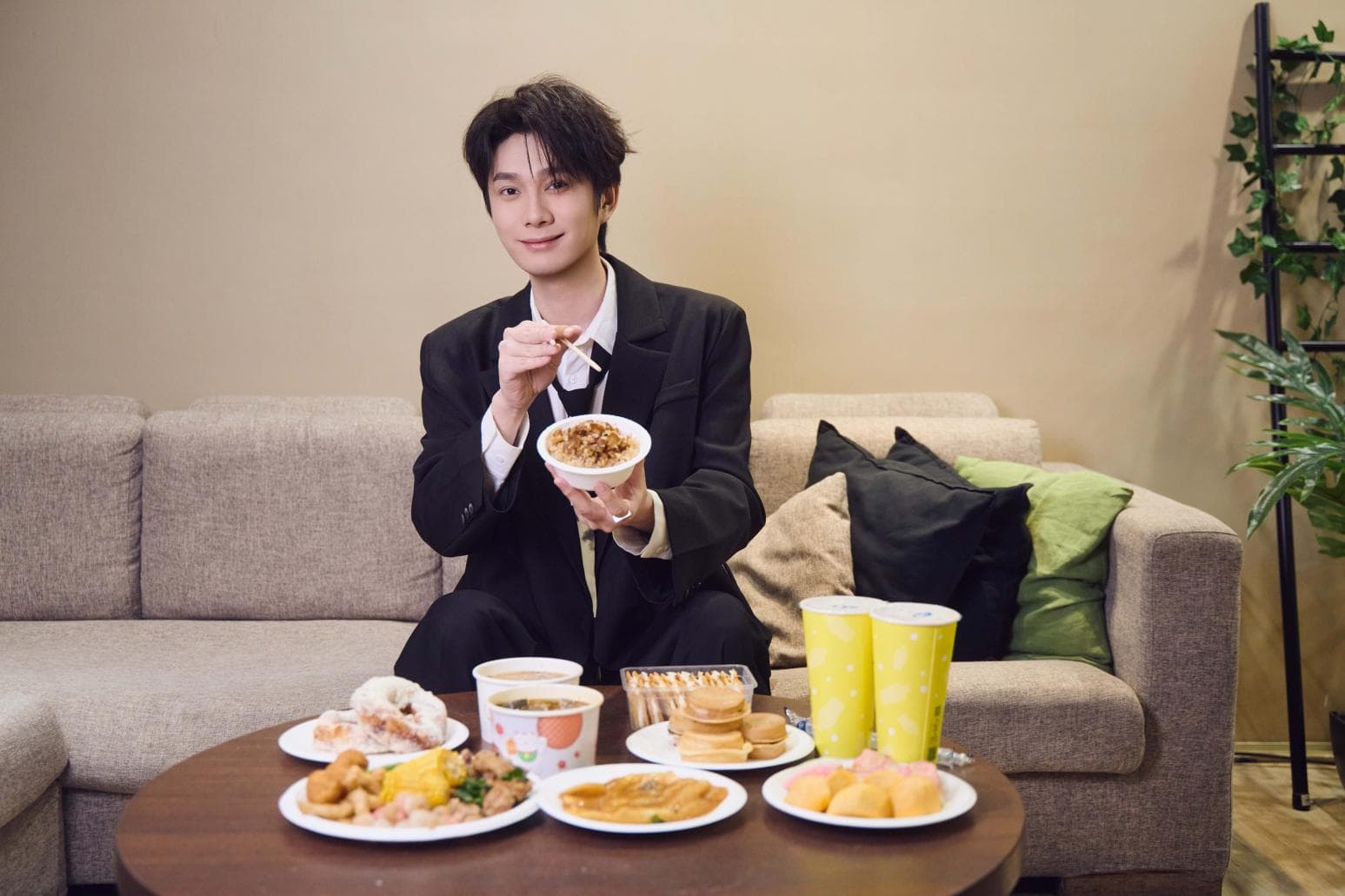 裘德來台點名最愛滷肉飯、麻辣鴨血臭豆腐　曝專輯封面「刪除自己」原因（新聞配圖）