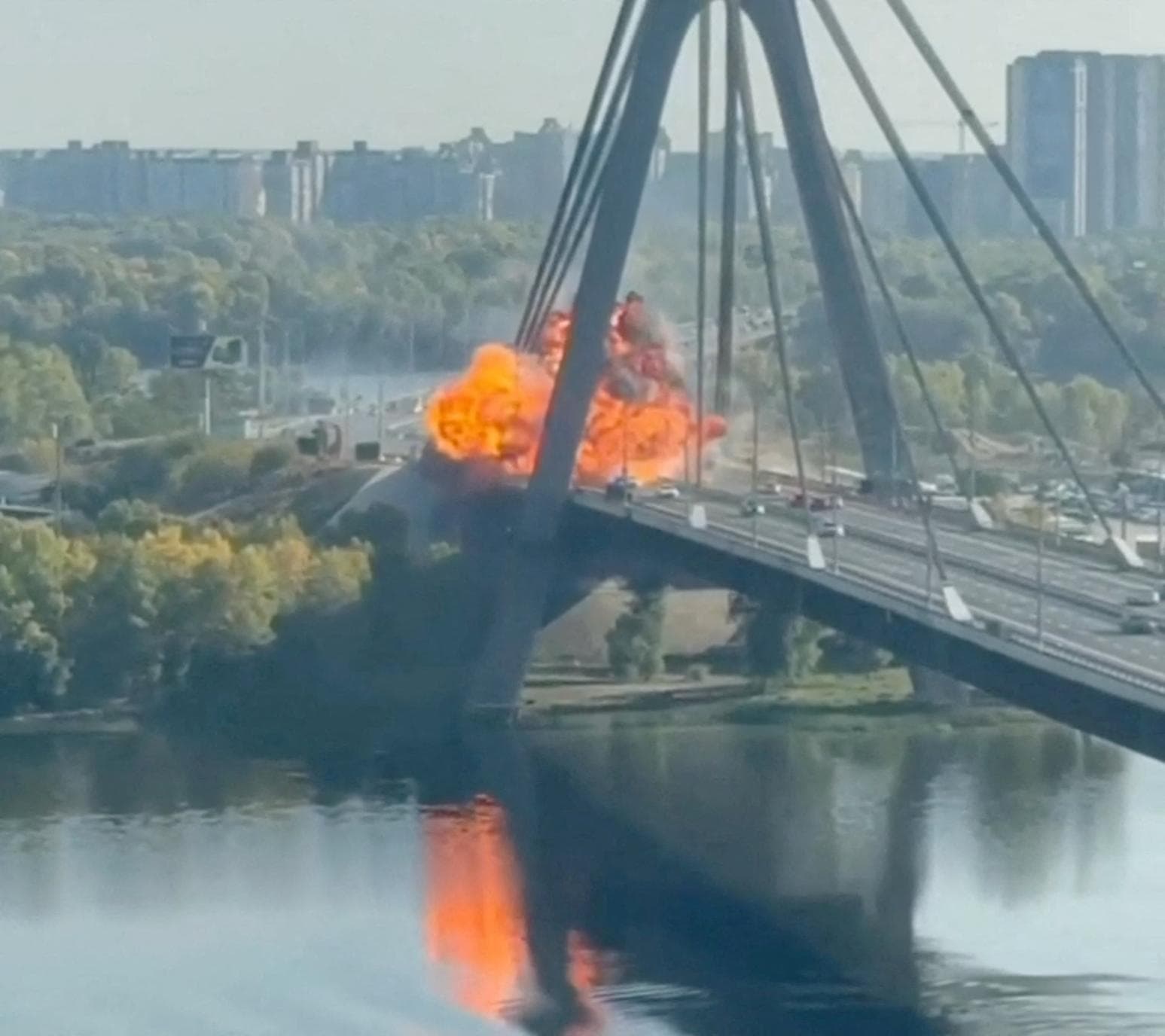 德國總理訪問中！基輔「北橋」遭俄無人機狂轟　爆炸四起烈焰沖天（新聞配圖）