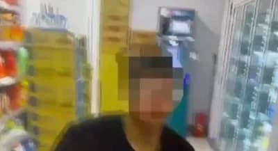 帶槍逛寧夏夜市彈匣掉落嚇壞路人! 警方衝進超商逮人發現是生存遊戲玩具槍(新聞配圖)