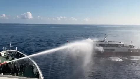 「金鯊號」違法越界！海巡水砲攻擊90秒驅離　駕艙內部慘狀曝光（新聞配圖）