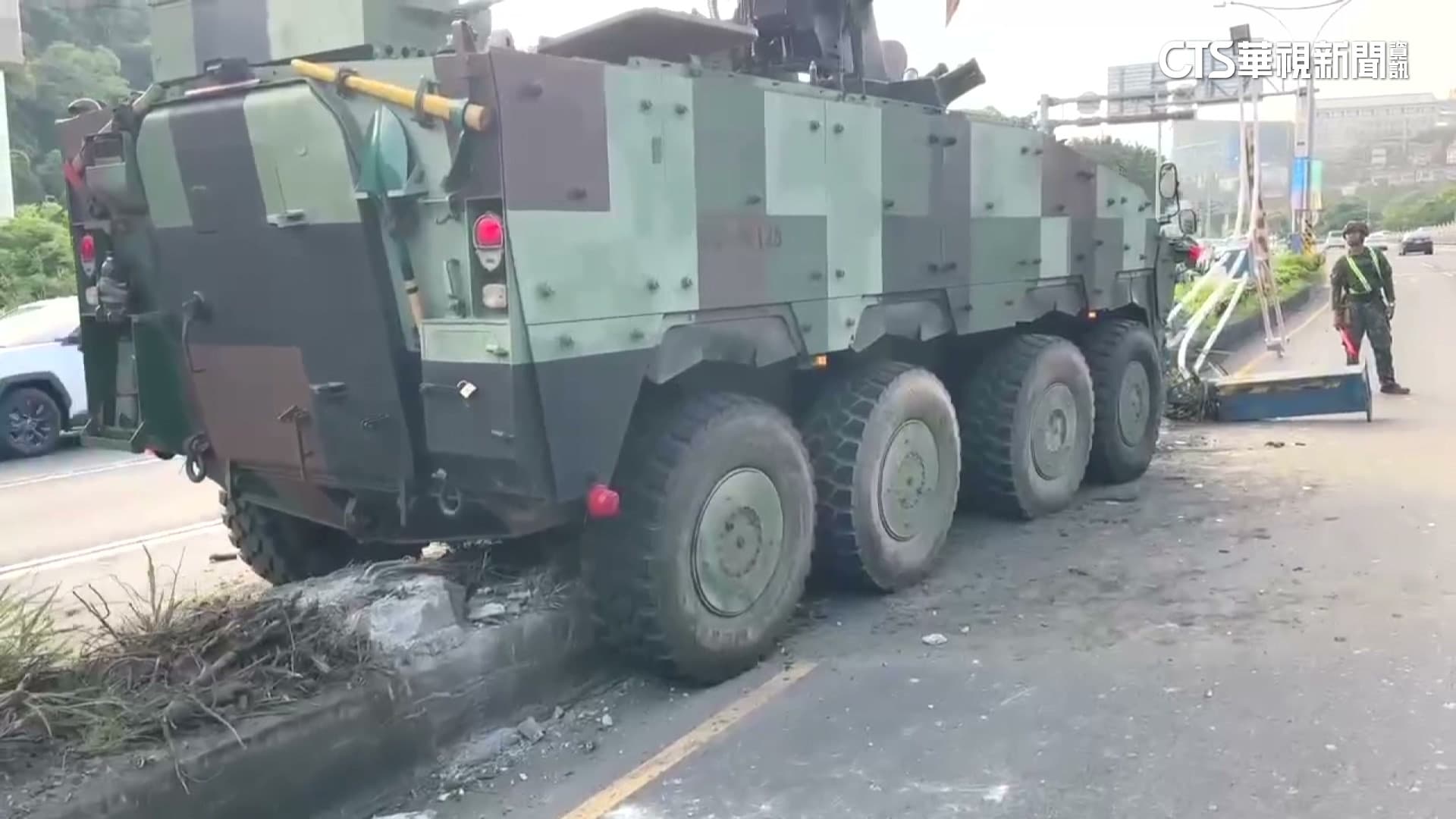 軍車清晨衝分隔島撞斷路燈　警現場疏導交通（新聞配圖）