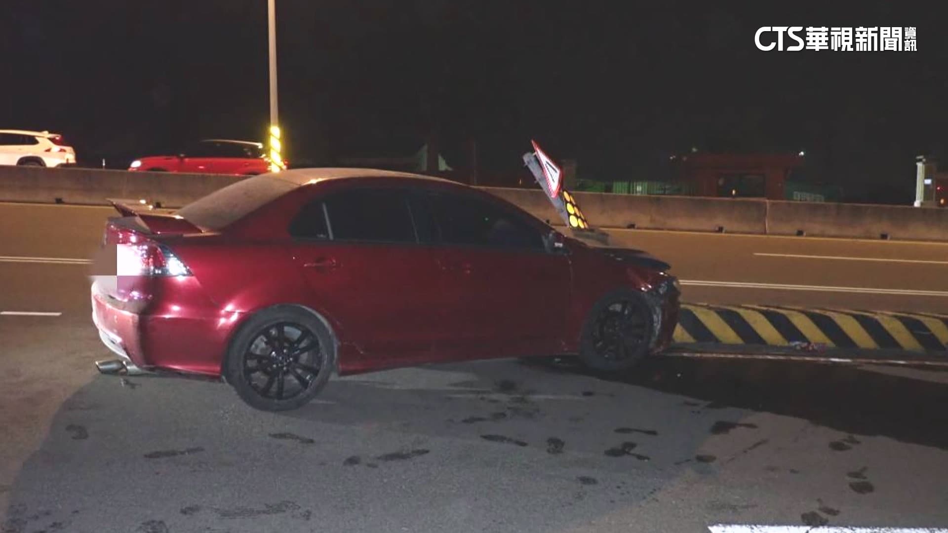 開一半打瞌睡！　駕駛切車道「沒彎過去」自撞分隔島（新聞配圖）
