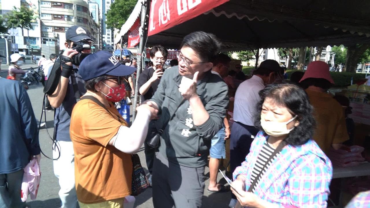 藍綠激戰高雄市 賴瑞隆拚敬老活動 柯志恩搶攻親子票(新聞配圖)