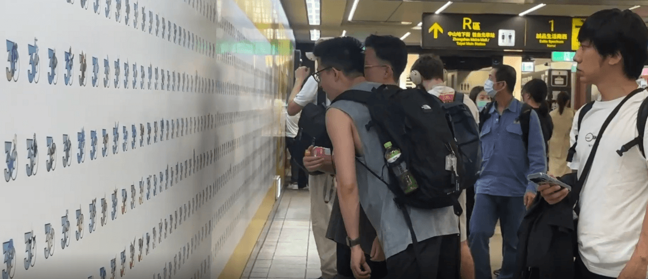 搭北捷別低頭!抬頭拿贈品、看明星 通勤一路有驚喜(新聞配圖)