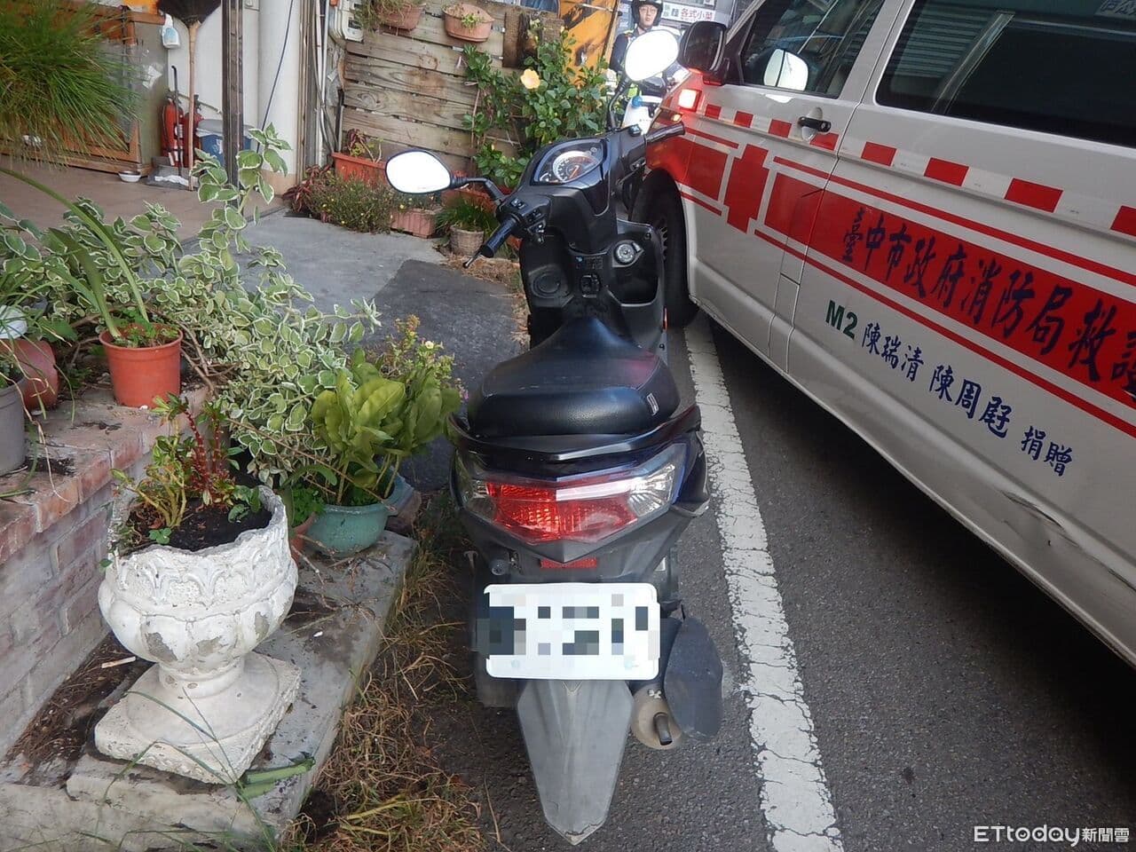 騎士倒在機車旁!警調監視器揭真相 牽車走路突跌地身亡(新聞配圖)
