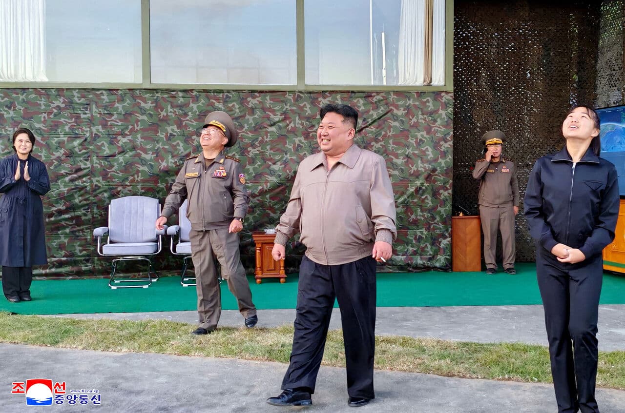 北韓秀「極超音速」飛彈!金正恩攜妻女觀摩 嗆日韓:根本追不到(新聞配圖)