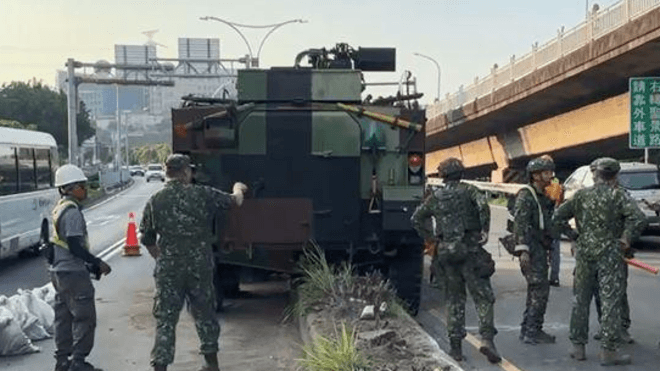 國軍雲豹甲車關渡大橋自撞!軍官駕駛稱「座椅壞掉擋視線」分隔島卡死急拖吊(新聞配圖)