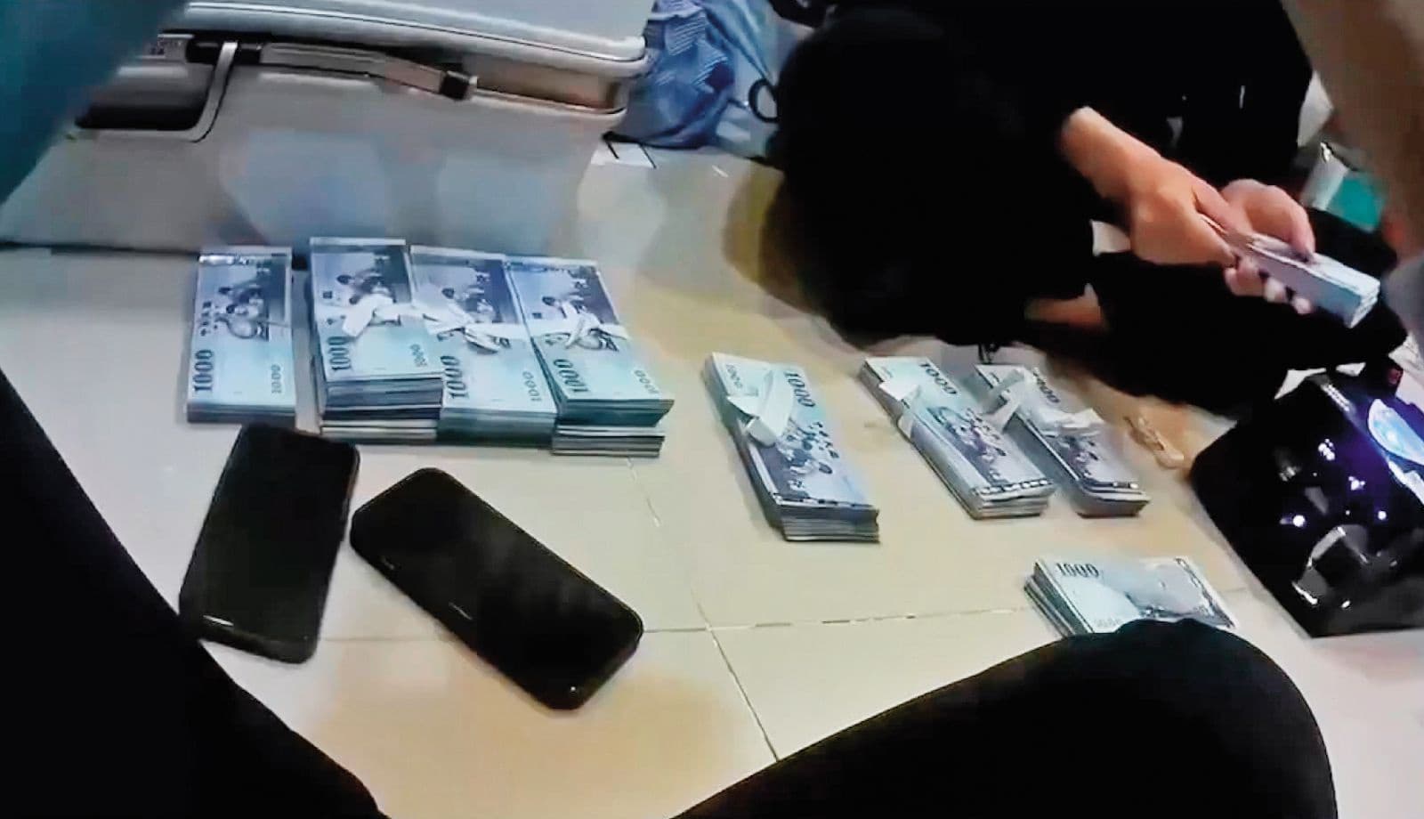爆乳網紅黑化史1/詐團首腦指揮小弟犯案 閨密車手落網咬出她才是藏鏡人(新聞配圖)