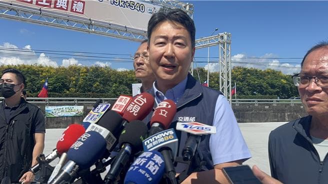 連假國道紫爆遭疑神隱?陳世凱駁:飛機上也在線上指揮(新聞配圖)