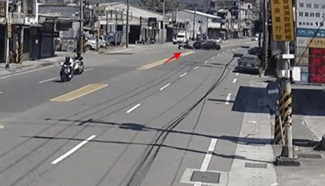 新店轎車大迴轉釀禍!機車後座女「翹翹板式拋飛重摔」驚悚畫面曝(新聞配圖)