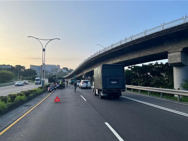雲豹裝甲車失控!女駕駛稱「座椅故障」 自撞分隔島撞斷路燈(新聞配圖)