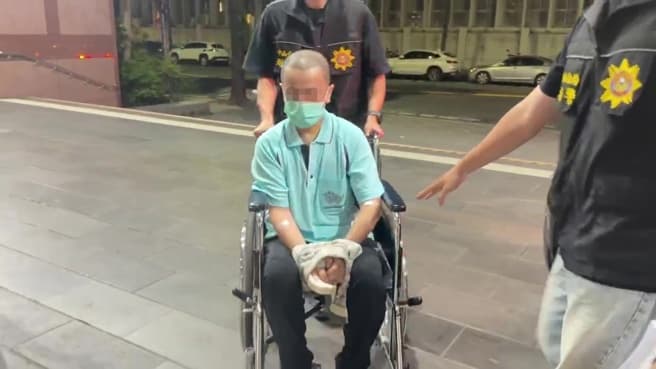 富邦砍人案!兇嫌記恨5年「上網肉搜爆砍業務」 坐輪椅收押(新聞配圖)