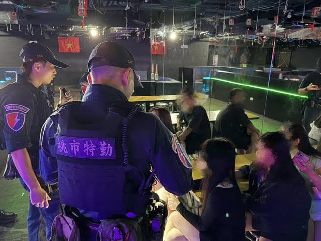 雷霆除暴掃蕩治安熱點 失聯移工遇攔查分頭逃逸遭警制伏(新聞配圖)