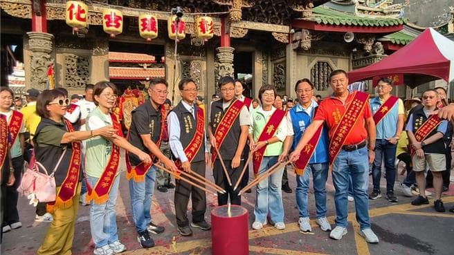 南瑤媽遶境 藍綠兩大咖點起馬炮 回鑾送出價值1.8萬元馬桶組(新聞配圖)