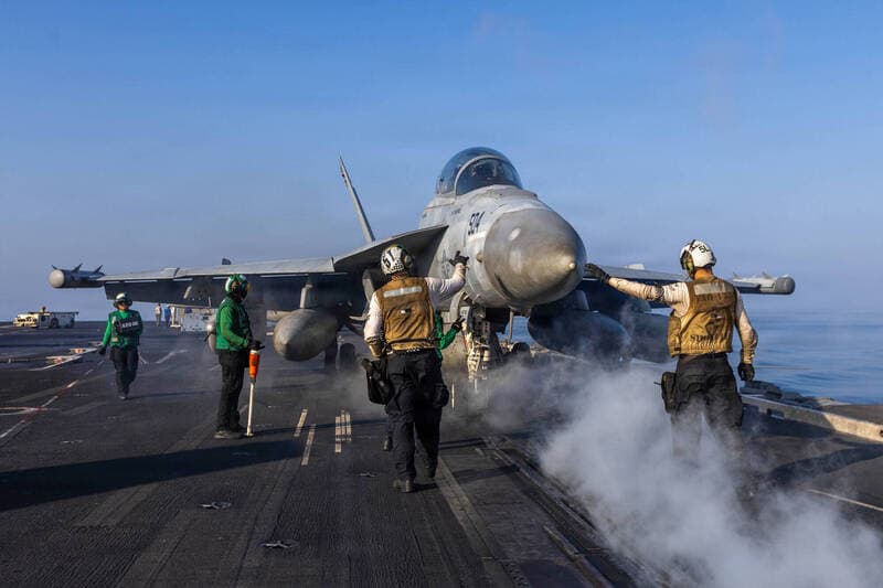 EA-18G咆哮者成苦主!美「艾森豪號」航艦攔阻裝置故障 2飛官彈射(新聞配圖)