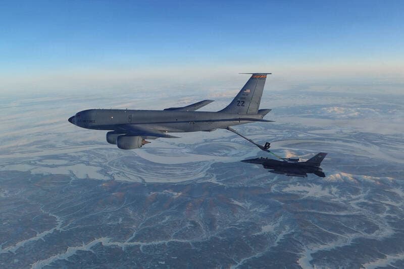 F-16 BLK70戰機是如何空中加油的? 神乎其技注油後還會自動分流(新聞配圖)