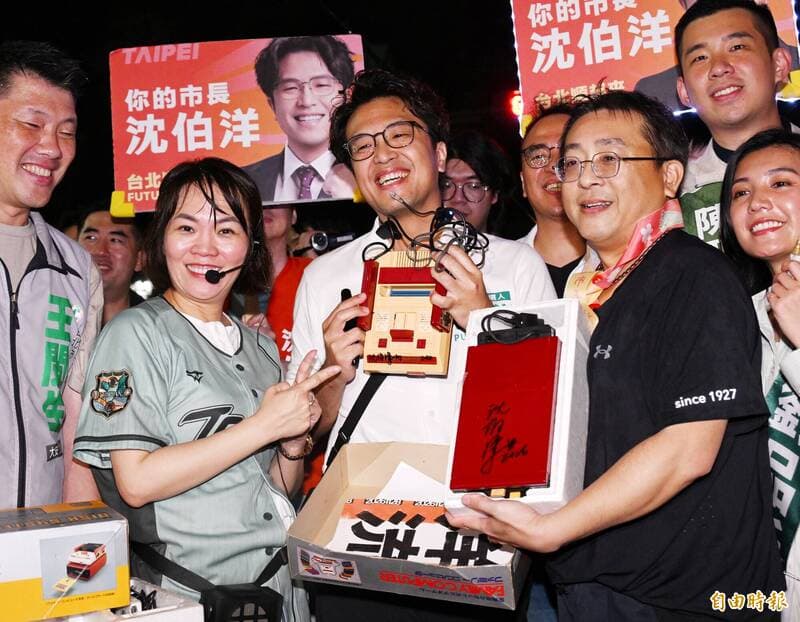 「洋流」無懼大雨塞爆師大夜市!他拿這個求簽 沈伯洋眼睛亮了(新聞配圖)