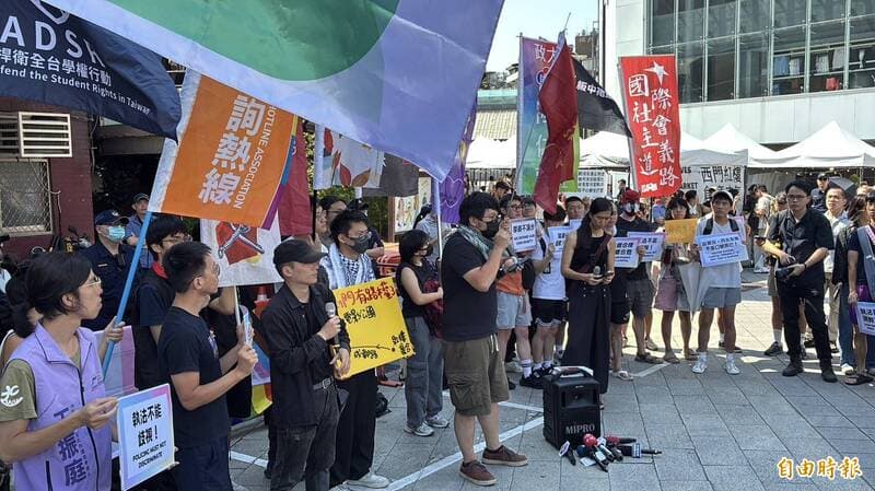 西門町同志酒吧被警查緝掀波 公民團體在紅樓前集結抗議(新聞配圖)