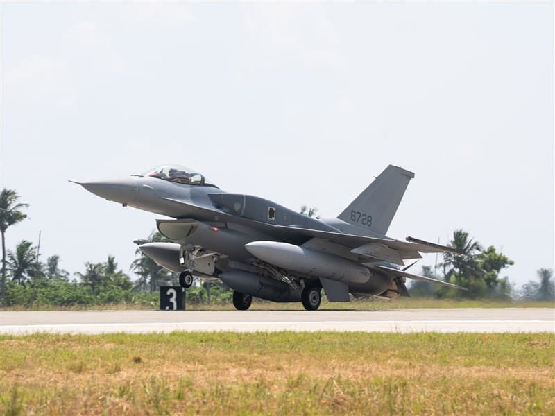 早安世界》F-16V blk70抵台 賴總統:投資國防就是投資和平(新聞配圖)