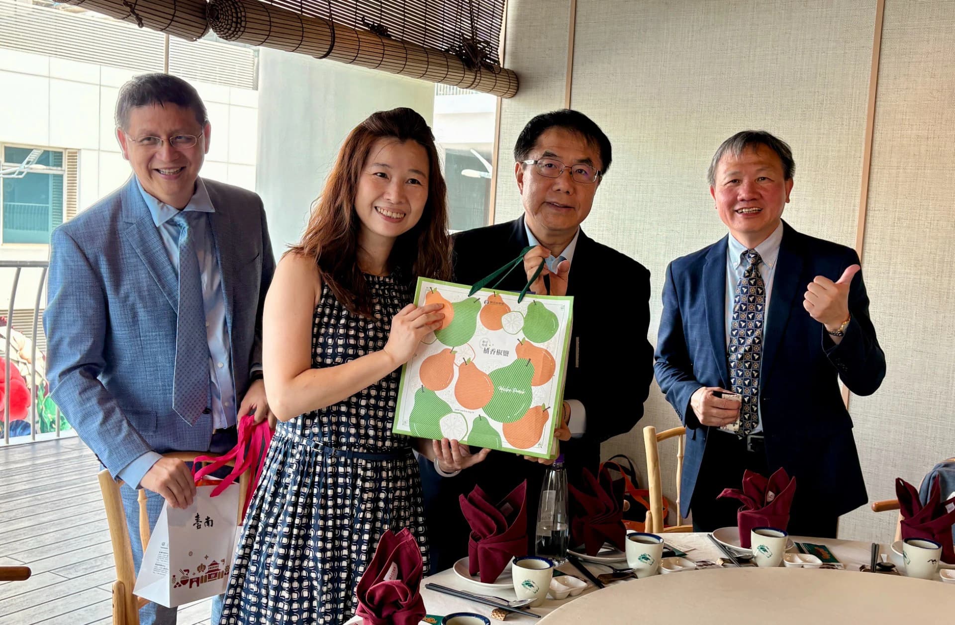 黃偉哲62歲生日快閃新加坡 忍腰傷搭廉航紅眼班機拚農產、觀光與招商(新聞配圖)