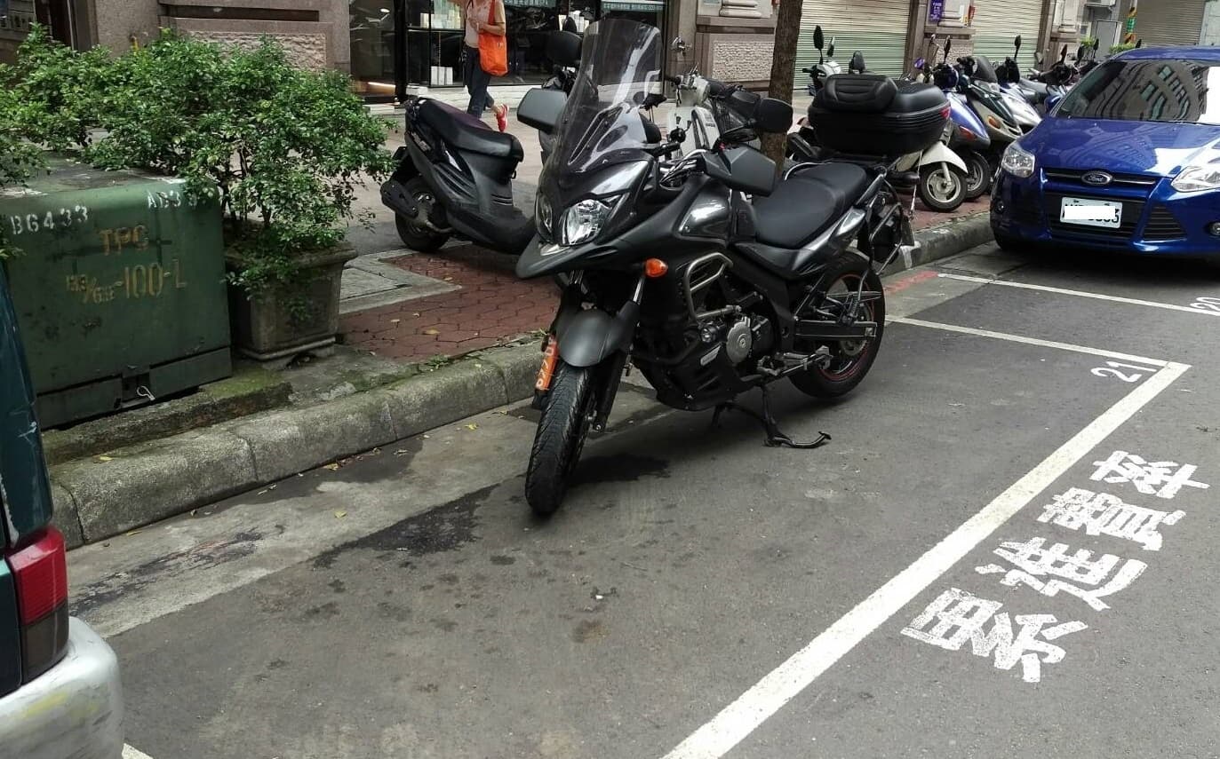 重機騎士看過來!台北市路邊停車大變革 10月6日起收費機車格「紅黃牌都能停」(新聞配圖)