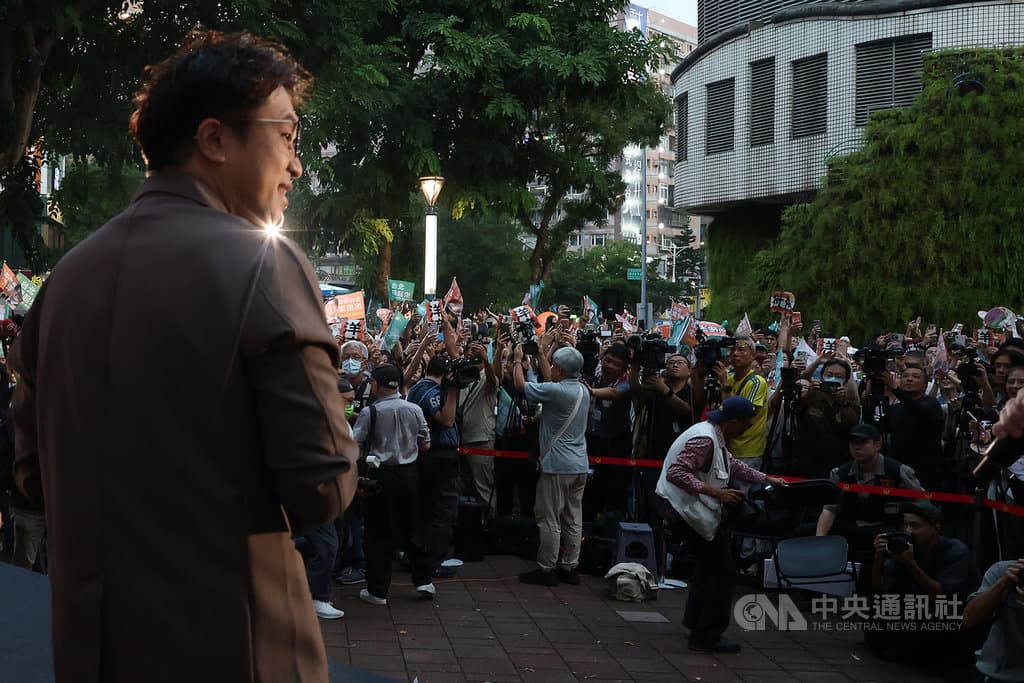 沈伯洋肥皂箱聽市民意見 拋提升東區經濟解方(新聞配圖)
