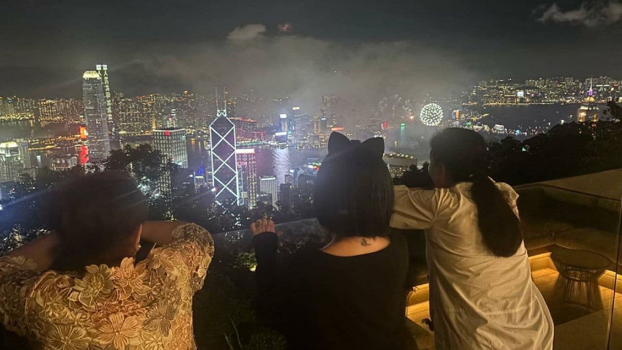 獨家|小S攜夫陪婆婆赴港慶84生日 S媽同行散心(新聞配圖)