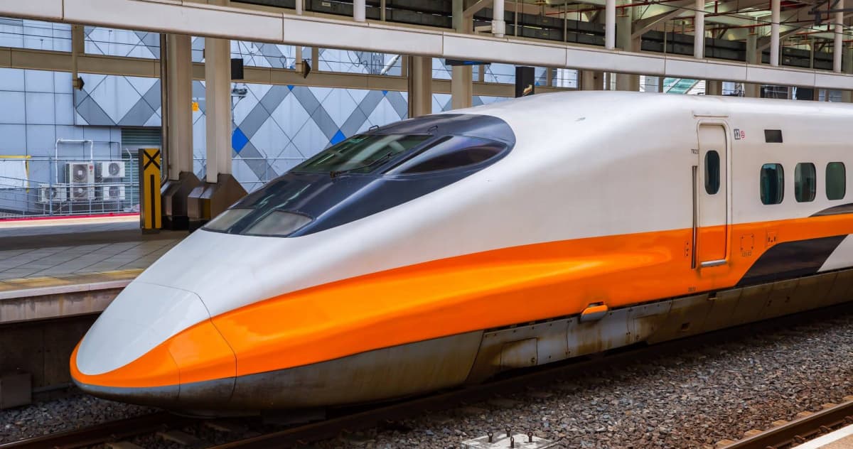 中秋返鄉潮爆滿!高鐵自由座硬擠上車 商務艙乘客怒喊「滾出我們車廂」(新聞配圖)