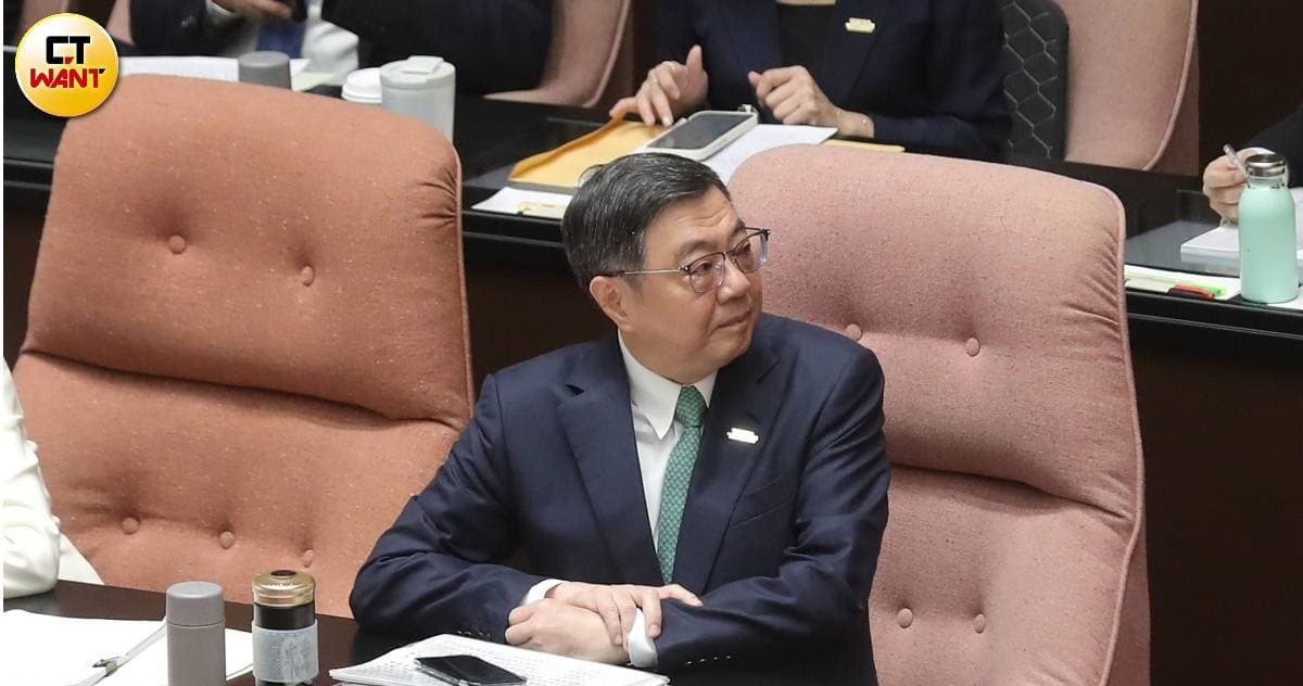 卓榮泰議場秀沈伯洋文宣挨轟 王鴻薇揪選罷法喊要檢舉(新聞配圖)
