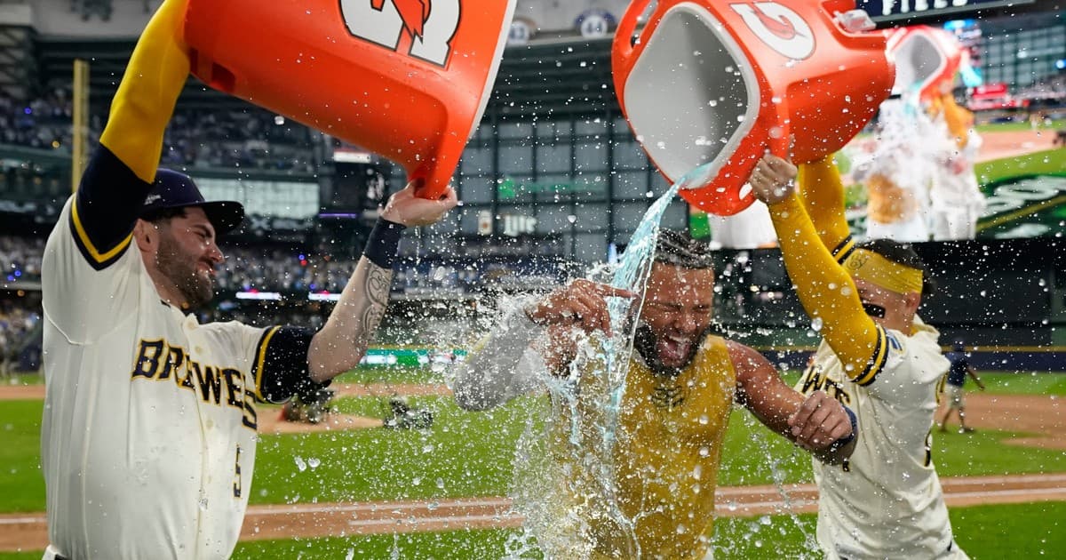 MLB|兩出局2好球敲逆轉再見安!喬里奧9局下棒打教士火球男 釀酒人國聯分區賽聽牌(新聞配圖)