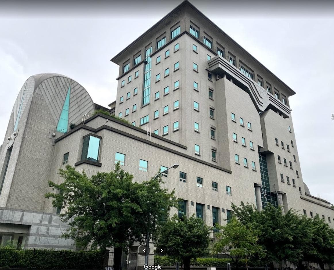 台南某國小營養師涉偷拍8人!廁所更衣室裝微型攝影機遭起訴(新聞配圖)