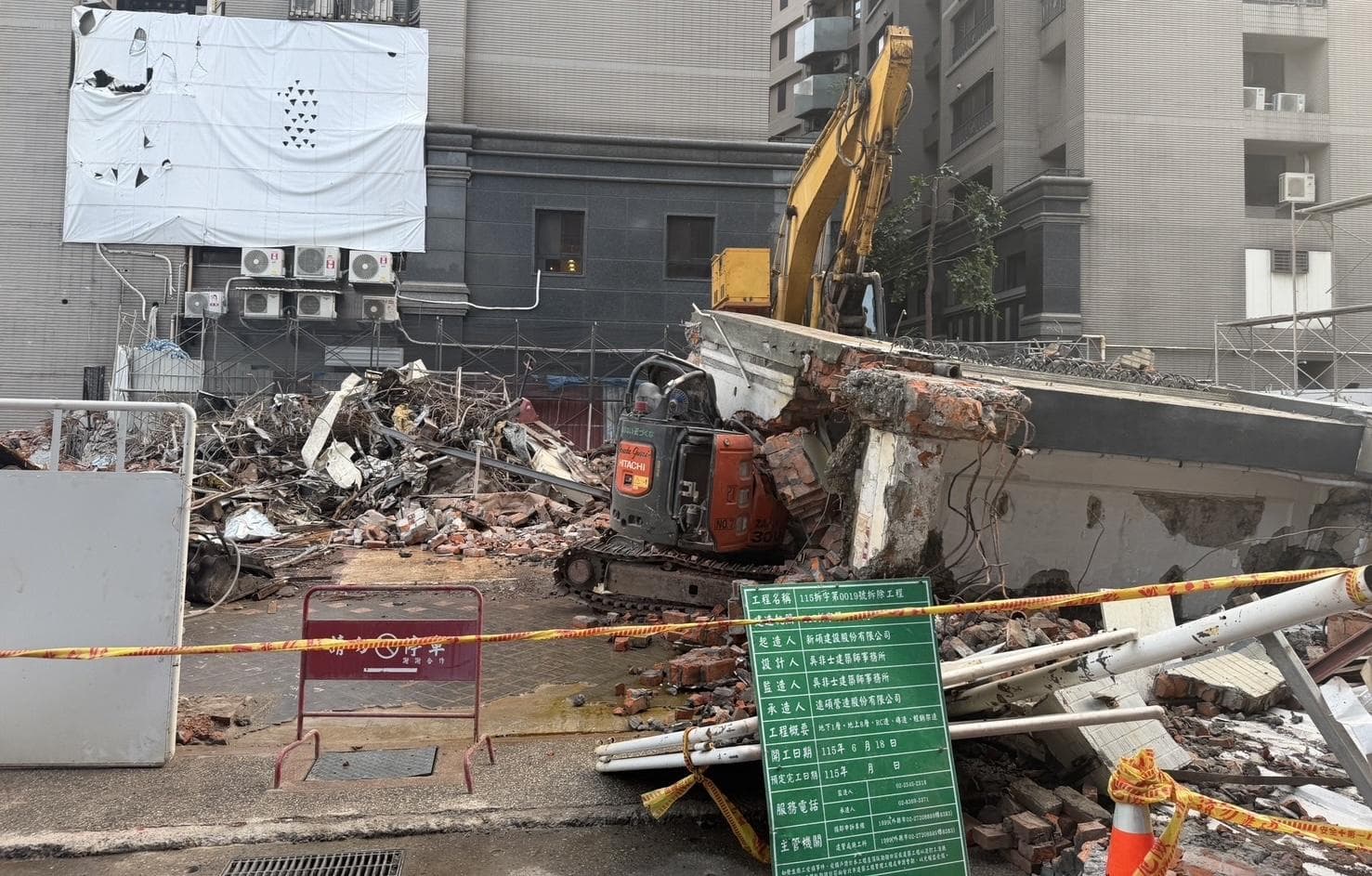 北市萬華區工地牆倒壓怪手 駕駛受困雙腿骨折(新聞配圖)