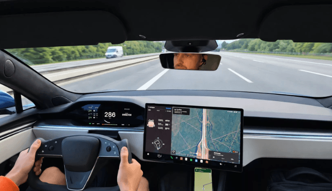 影/特斯拉Model S Plaid飆時速286公里 後輪突爆胎失控撞護欄!駕駛行車紀錄器影片瘋傳(新聞配圖)