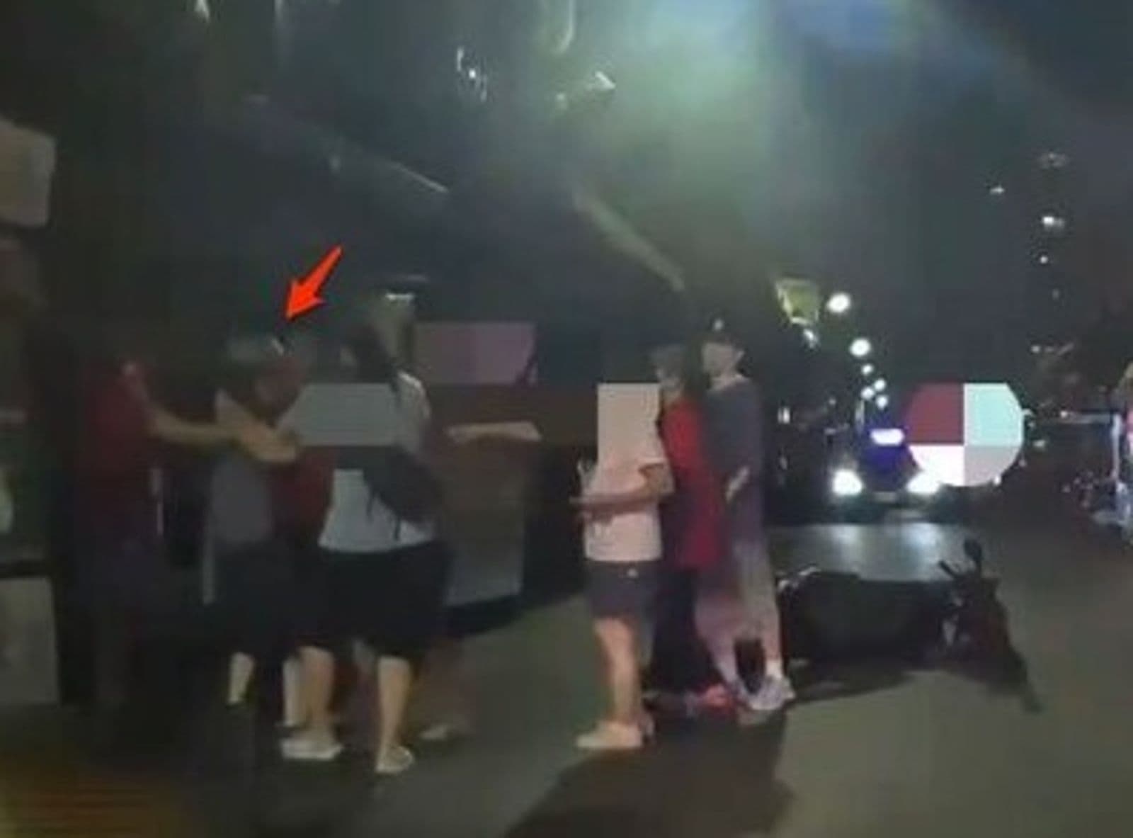 小貓遭撞死母貓叼走!蘆洲攤商怒攔人「要求吊樹頭」 雙方爆衝突(新聞配圖)